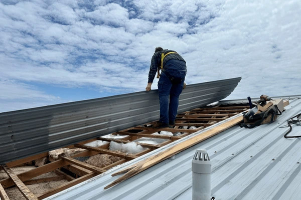 Remplacement des panneaux de toiture abîmés